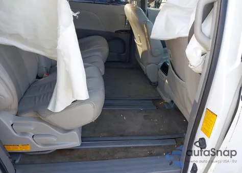 2013 Toyota Sienna Xle V6 8 Passenger z USA, uszkodzony, nr VIN 5TDYK3DC1DS380956